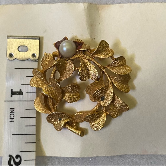 LAXPICOL Vintage Flower Crystal Brooch Pin – Antique Gold Tone, 1.8x1.8 Inch – For Women, Bridal, Wedding Accessory